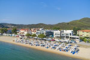 uma vista aérea de uma praia com cadeiras e guarda-sóis em Akti Toroni Boutique Hotel em Torone