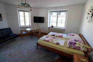 um quarto com uma cama e uma sala de estar em Altbautraum am Gärtnerplatz em Munique