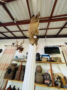 un leopardo en la parte superior de una columna en una habitación en Mangala Lodge, en Kurunegala