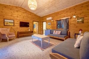 een woonkamer met een bed en een tafel in een hut bij TurkuazKöy in Finike