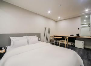 Uma cama ou camas num quarto em Gamdong Hotel
