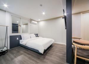 Uma cama ou camas num quarto em Gamdong Hotel