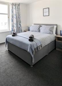 Un dormitorio con una cama con dos sombreros. en Campbeltown Loch, en Campbeltown