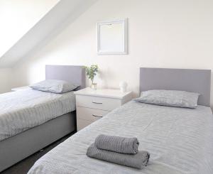 1 dormitorio con 2 camas, vestidor y falda en Campbeltown Loch, en Campbeltown