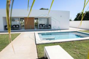 uma casa com piscina no quintal em Villa Áurea em Cádiz