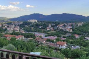 Vistas a una ciudad con montañas en el fondo en Alla scoperta di un magico tramonto, en Fiuggi