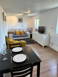 uma sala de estar com uma mesa e um sofá em Peninsula Cottage em Garrabost