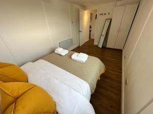 um pequeno quarto com uma cama com duas toalhas em Peninsula Cottage em Garrabost