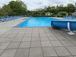 una gran piscina con sillones azules en Inviting holiday home in Baarland with terrace, en Baarland