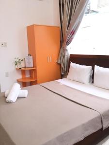 sypialnia z dużym łóżkiem i oknem w obiekcie Thanhha Guesthouse w Ho Chi Minh