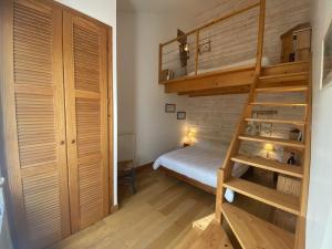 Двухъярусная кровать или двухъярусные кровати в номере Maison Fouras, 3 pièces, 4 personnes - FR-1-709-64