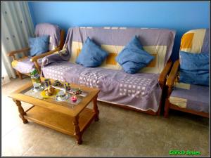 uma sala de estar com um sofá e uma mesa de centro em Apartamento Solaes Climatizado em Benicarló