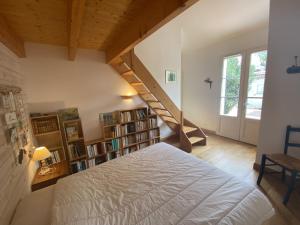 a bedroom with a bed and a book shelf at Villa rénovée à Fouras: 2 ch + mezzanine, proche plage/centre, jardin privatif, équipement complet - FR-1-709-64 in Fouras