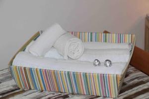 dois anéis de noivado sentados numa cama com toalhas em Chez Elle - Casa vacanze zona centro em Catânia