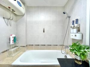 Un baño de Vitamin Home Hoè Nhai 115 fotos más