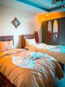 2 nebeneinander sitzende Betten in einem Schlafzimmer in der Unterkunft Eyüpsultan ABS Suites in Istanbul