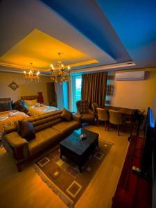 sala de estar con sofá y cama en Eyüpsultan ABS Suites en Estambul