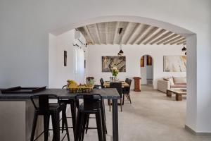 a kitchen and living room with a table and chairs at Philippi Villa in Mýkonos City