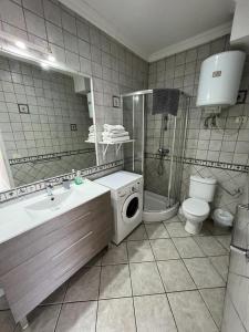 ロス・レアレホスにあるBungalow Cañaveras Vistasのバスルーム(シンク、洗濯機付)