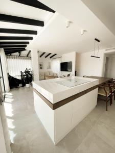 Kuchyňa alebo kuchynka v ubytovaní Luxury Villa in Puerto Banus Panoramic Mountain and Sea views with private pool