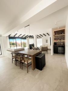 Kuchyňa alebo kuchynka v ubytovaní Luxury Villa in Puerto Banus Panoramic Mountain and Sea views with private pool