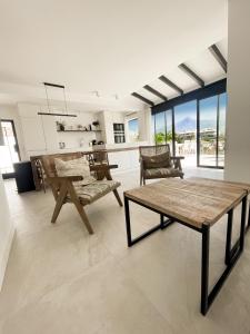 Posedenie v ubytovaní Luxury Villa in Puerto Banus Panoramic Mountain and Sea views with private pool