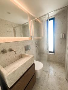 Kúpeľňa v ubytovaní Luxury Villa in Puerto Banus Panoramic Mountain and Sea views with private pool