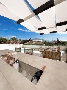 Balkón alebo terasa v ubytovaní Luxury Villa in Puerto Banus Panoramic Mountain and Sea views with private pool