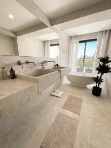 Kúpeľňa v ubytovaní Luxury Villa in Puerto Banus Panoramic Mountain and Sea views with private pool