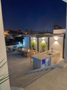 Balkón alebo terasa v ubytovaní Luxury Villa in Puerto Banus Panoramic Mountain and Sea views with private pool