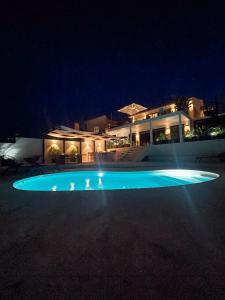 Bazén v ubytovaní Luxury Villa in Puerto Banus Panoramic Mountain and Sea views with private pool alebo v jeho blízkosti