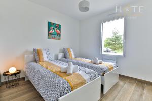 um quarto com uma cama e uma janela em Maison neuve - La Marinière - classée 4 étoiles - emplacement idéal em Les Sables-dʼOlonne