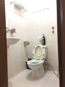 Łazienka z białą toaletą i umywalką w obiekcie Thanhha Guesthouse w Ho Chi Minh