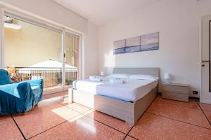 um quarto com uma cama e uma grande janela em Pesto House Holiday em Rapallo