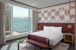 Andaz Doha, by Hyattにあるベッド