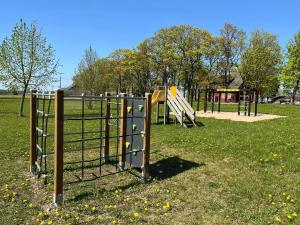 un parco con recinzione e parco giochi di Vahtra allee külalismaja 