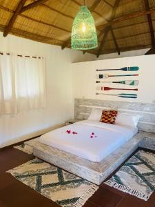 Giường trong phòng chung tại Mangal Beach Lodge