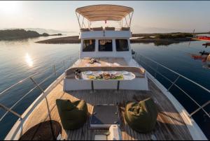 un barco con una mesa de comida en la cubierta en Aden Yatçılık, en Bodrum City