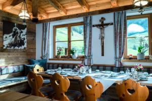 Um restaurante ou outro lugar para comer em Alpengasthof Karalm