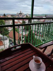 una taza de té sobre una mesa en un balcón en Apartman Cvetić, en Kragujevac