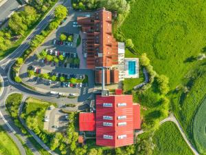 una vista sul soffitto di un edificio rosso di FAIR RESORT All Inclusive Wellness & Spa Hotel Jena a Jena