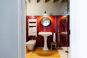 y baño con lavabo y espejo. en Casa Perazzolo, en Montecchia di Crosara