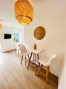 Μια τηλεόραση ή/και κέντρο ψυχαγωγίας στο Nos 3 spas de bourgogne (3minutes de Beaune)