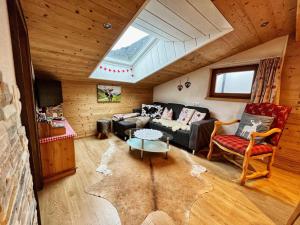 ein Wohnzimmer mit einer Couch und einem Tisch in der Unterkunft Haus Silberwang in Sankt Gallenkirch