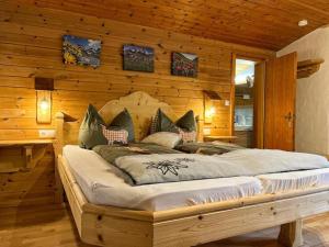Ein Bett oder Betten in einem Zimmer der Unterkunft Haus Silberwang