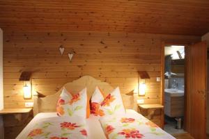 Ein Bett oder Betten in einem Zimmer der Unterkunft Haus Silberwang