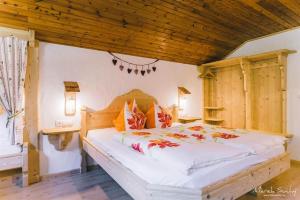 Ein Bett oder Betten in einem Zimmer der Unterkunft Haus Silberwang