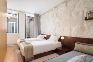 1 dormitorio con 2 camas y sofá en d'ALMA Boutique Hotel, en Oporto