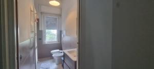 uma casa de banho branca com um WC e um lavatório em Casa Adriana em Piacenza