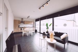 ein Wohnzimmer mit einem Sofa und einem Tisch in der Unterkunft K&Y suites 1,Brussels airport 500m in Zaventem